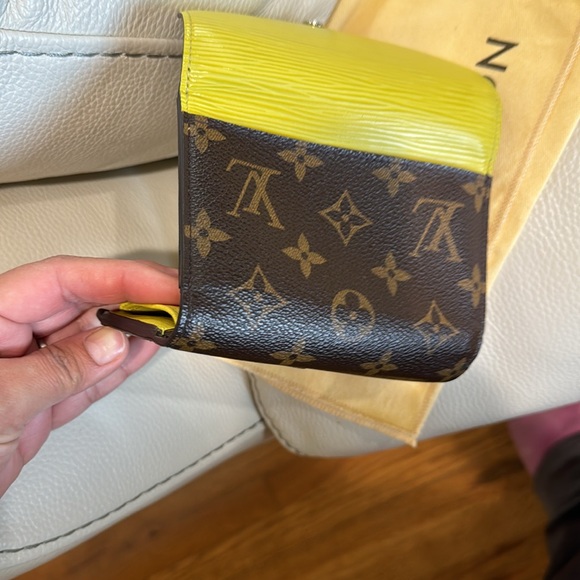 LV Marie-Lou Compact Wallet Pistache
new condition. No tags. Authentic. - Picture 9 of 17